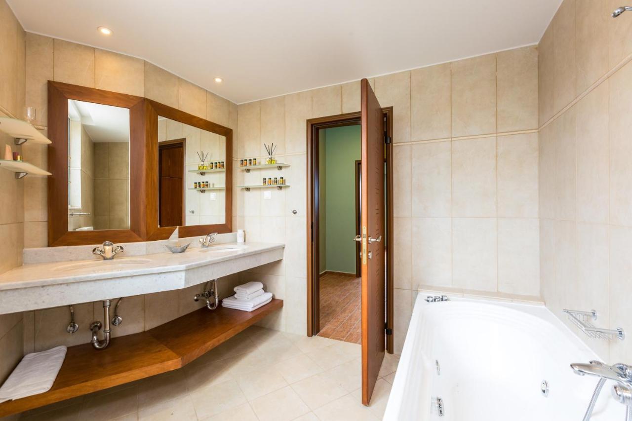 Villa Aelia I Modern & Ideal For Large Groups Galatás Exterior foto